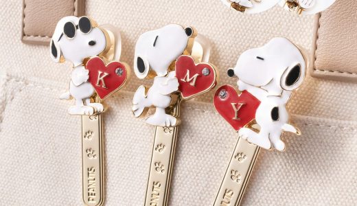 スヌーピー バッグキークリップ イニシャル PEANUTS SNOOPY キーホルダー チャーム アクセサリー コラボ キャラクター グッズ 大人 向け おすすめ 人気 かわいい おしゃれ キラキラ 真鍮 車 鍵 プレゼント ギフト 3carat スリーカラット