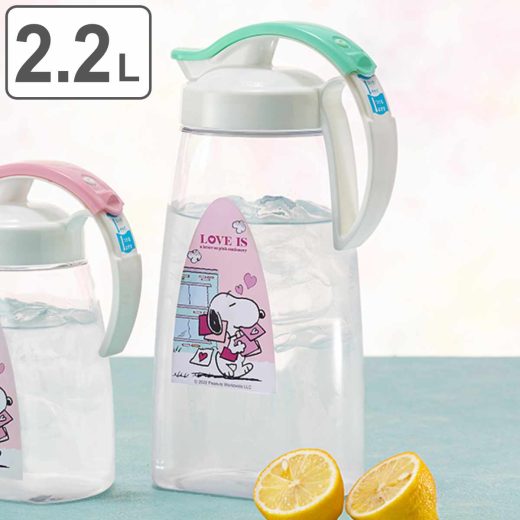 ピッチャー 2.2L スヌーピー 横置き 耐熱 プラスチック K-1264 （ 冷水筒 麦茶ポット 水差し 2リットル プラスチック製 縦 横 熱湯 広口 麦茶 冷水ポット 取っ手付き 角型 お手入れ簡単 キャラクター ）