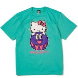 MAGICAL MOSH MISFITS (マジカルモッシュミスフィッツ) HELLO KITTY x MxMxM “ともだち” TEE Mint