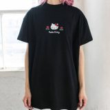 Tシャツ 黒色 ブラック レイジーオーフ ハローキティー レディース 【 LAZY OAF X HELLO KITTY WOMEN OVERSIZED TEE (BLACK) / BLACK 】 レディースファッション トップス カットソー