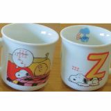 スヌーピー マグカップ イニシャルマグ　Z　日本製 電子レンジ食洗機OK　SNOOPY 子供会 ワンコイン コップ 景品 バレンタインデー ホワイトデー クリスマス プレゼント 卒業記念品 ギフト ピアノ発表会 合唱コンクール マリモクラフトオリジナル商品 ロングラン商品